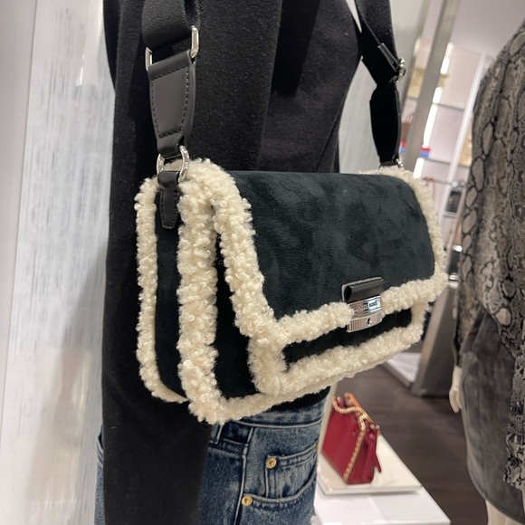 MICHAEL KORS Bradshaw Medium Suede and Faux Shearling Messenger Bag
Black 
NWT - Picture 10 of 16